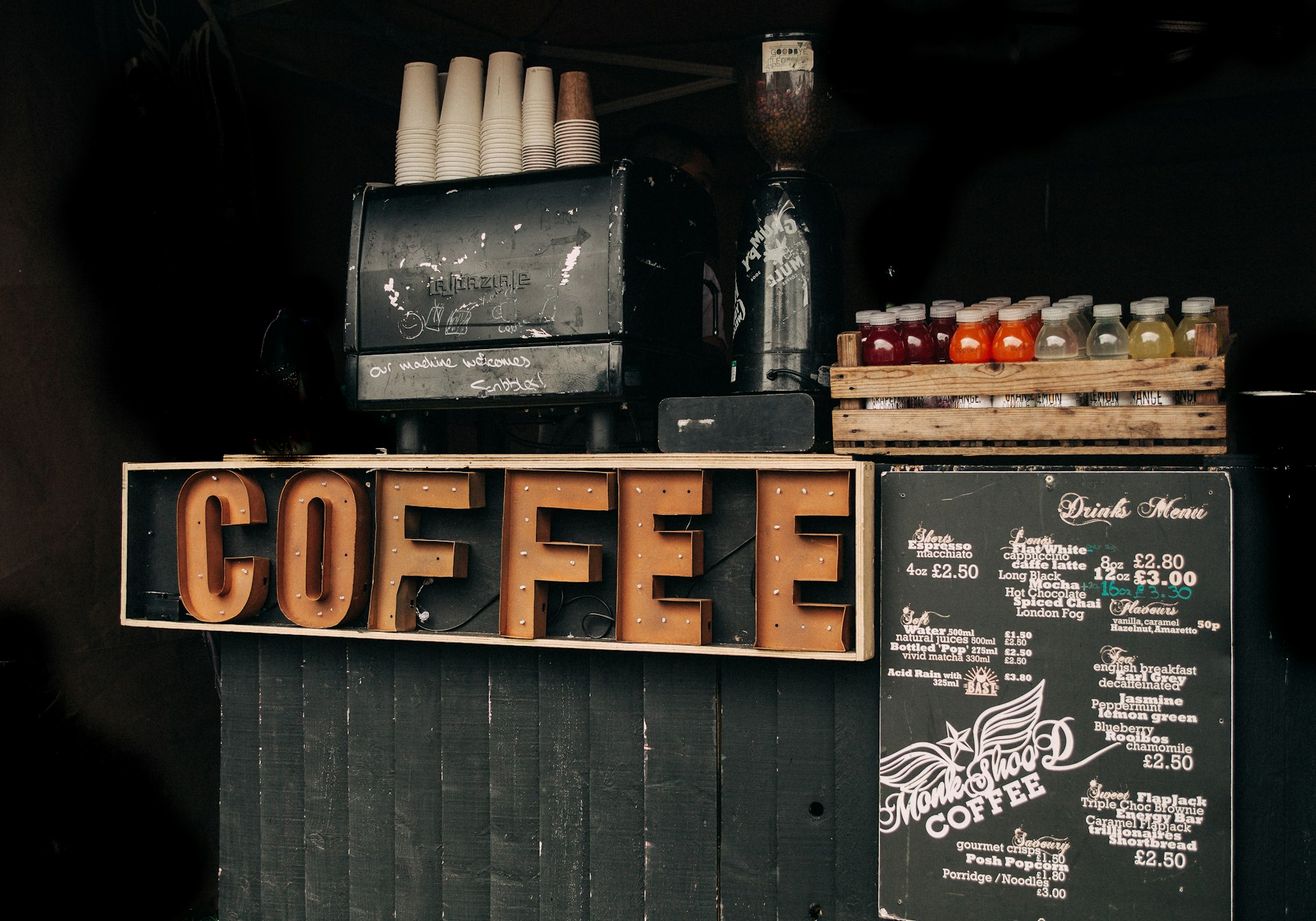 COFFEE 사인이 있는 케이터링 공간
